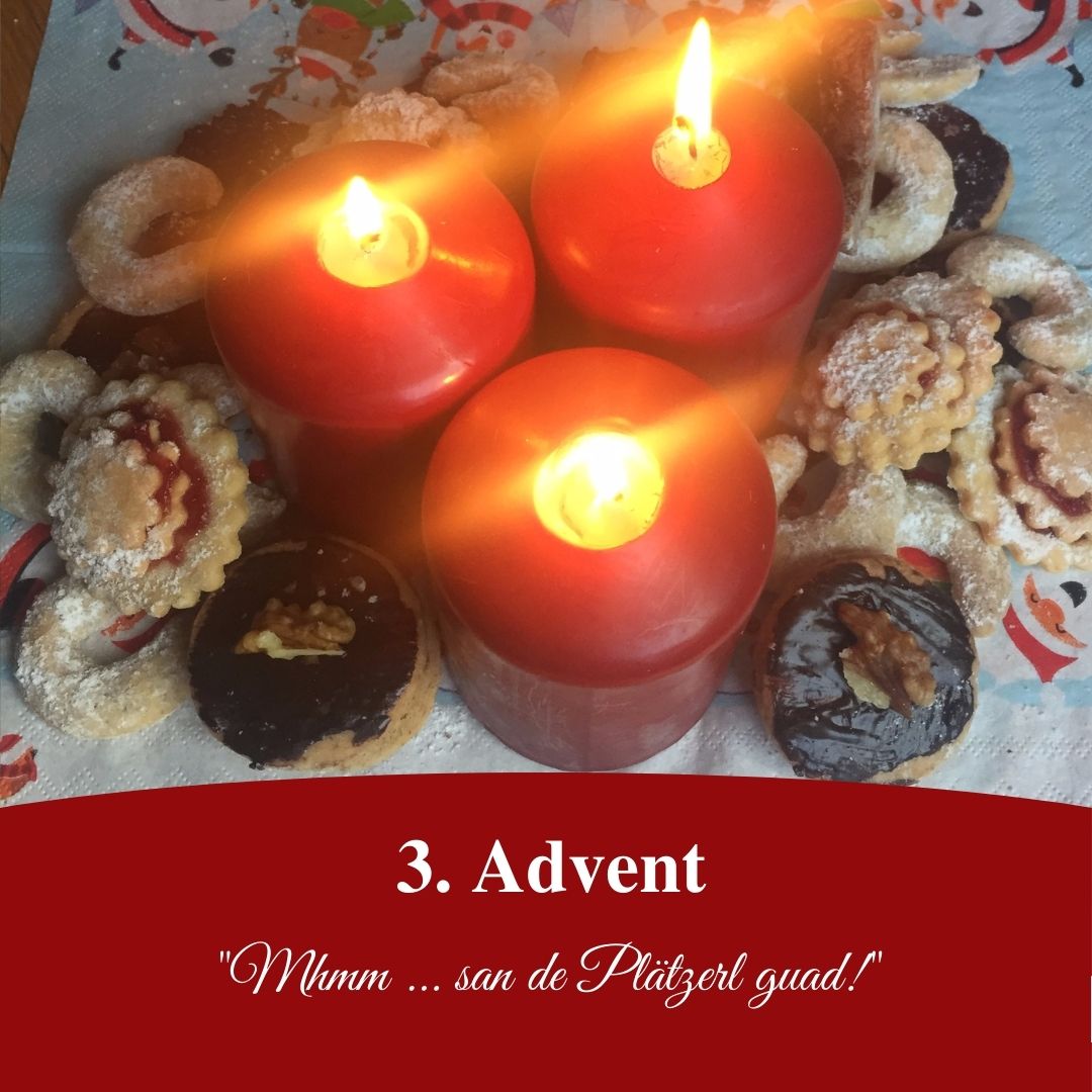 Bild für Folge Nummer 119 des bayerischen Podcasts Bayern Absolut. Es ist Advent. Ein Plätzchenteller mit drei Kerzen, die brennen.