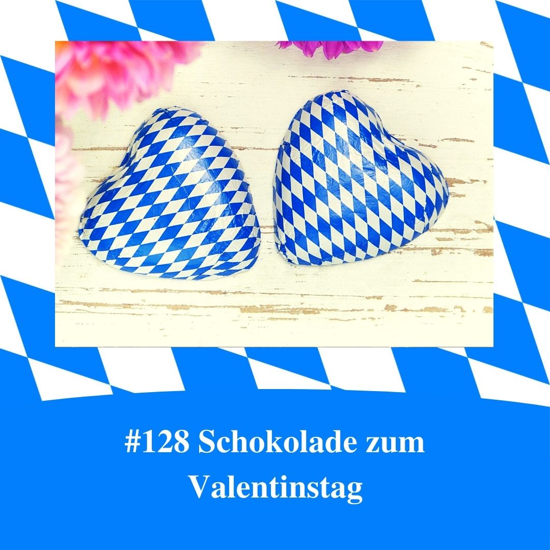 Bild für Folge Nummer 128 des bayerischen Podcasts Bayern Absolut. Zwei Schokoladen-Herzen, die in Papier mit bayerischen weiß-blauen Rauten eingepackt sind.