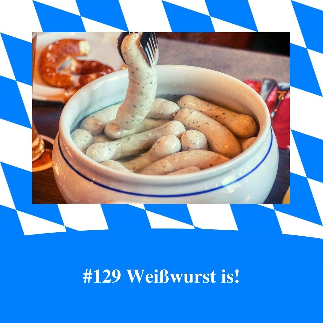 Bild für Folge Nummer 129 des bayerischen Podcasts Bayern Absolut. Ein Topf voller Weißwürste, frisch gebrüht. Dazu gibt es Brezeln. Eine Weißwurst wird gerade mit der Zange herausgeholt.
