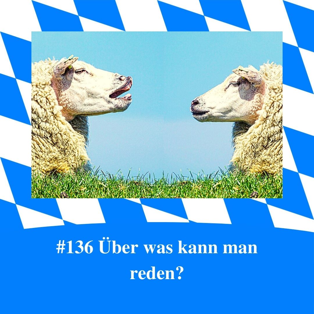 Bild für Folge Nummer 136 des bayerischen Podcasts Bayern Absolut. Zwei Schafe im Profil, liegen zueinander gewandt. Das linke öffnet das Maul. Es sieht so aus, als ob es dem anderen etwas sagen würde. Dahinter ist blauer Himmel. Das Bild ist eingerahmt durch weiß-blaue bayerische Rauten.