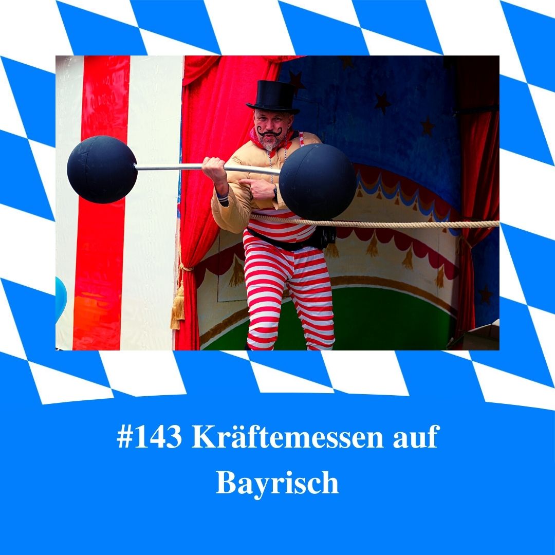 Bild für Folge Nummer 143 des bayerischen Podcasts Bayern Absolut. Ein Mann mit einem aufgemalten Schnurrbart, rot gestreiften Hosen und einem Zylinder hebt eine Langhantel mit festen Kugelgewichten an beiden Enden. Doch die Gewichte sind offensichtlich nur eine Attrappe. Das Bild ist umrahmt von weiß-blauen bayerischen Rauten.