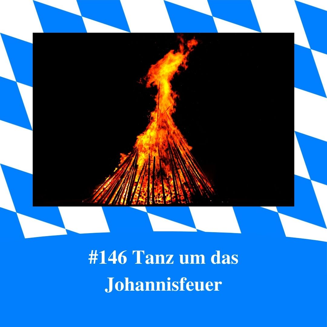 Bild für Folge Nummer 146 des bairischen Podcasts Bayern Absolut. Ein Johannisfeuer, das in den Nachthimmel ragt. Das Bild ist umrahmt von weiß-blauen bayerischen Rauten.