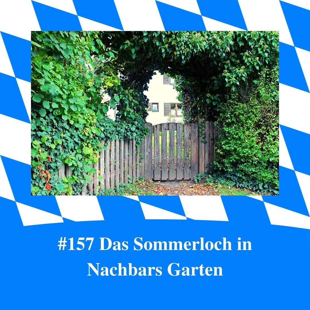 Bild für Folge Nummer 157 des bayerischen Podcasts Bayern Absolut. Ein Gartenzaun ist von einer Hecke umwachsen. Es entsteht ein Loch durch das man in Nachbars Garten sehen kann. Das Bild ist umrahmt von weiß-blauen bayerischen Rauten.