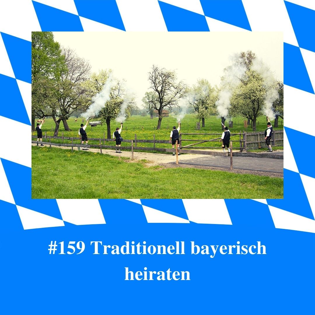 Bild für Folge Nummer 159 des bayerischen Podcasts Bayern Absolut. Eine Reihe voller Böllerschützen haben gerade zu Ehren einer Hochzeit geschossen. Es liegt noch der Rauch in der Luft. Im Hintergrund sind blühende Obstbäume. Das Bild ist umrahmt von weiß-blauen bayerischen Rauten.