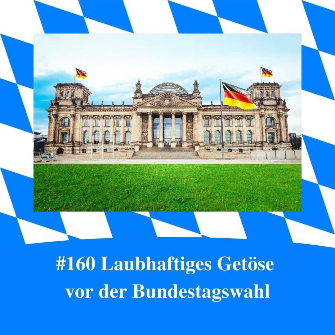 Bild für Folge Nummer 160 des bayerischen Podcasts Bayern Absolut. Der Reichstag in Berlin, auf welchem zwei deutsche Flaggen wehen. Das Bild ist umrahmt von weiß-blauen bayerischen Rauten.
